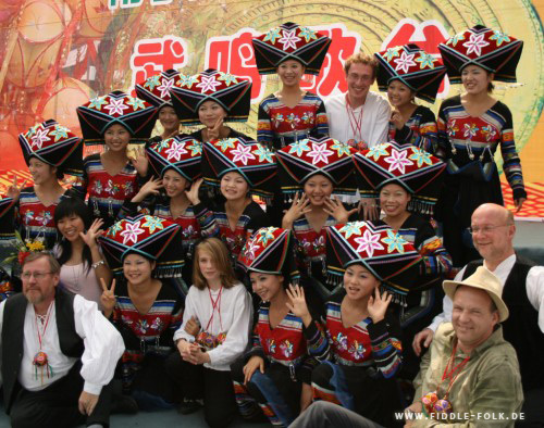 Tonkrug Gruppenfoto mit chinesischen Damen