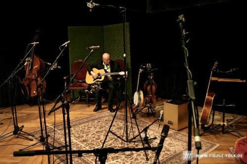 Bild: Gitarre stimmen für den CD-Mitschnitt Gitarre stimmen für den CD-Mitschnitt