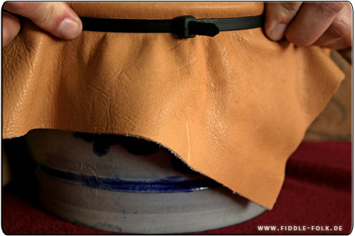 Brummtopf Leder mit Kabelbinder spannen